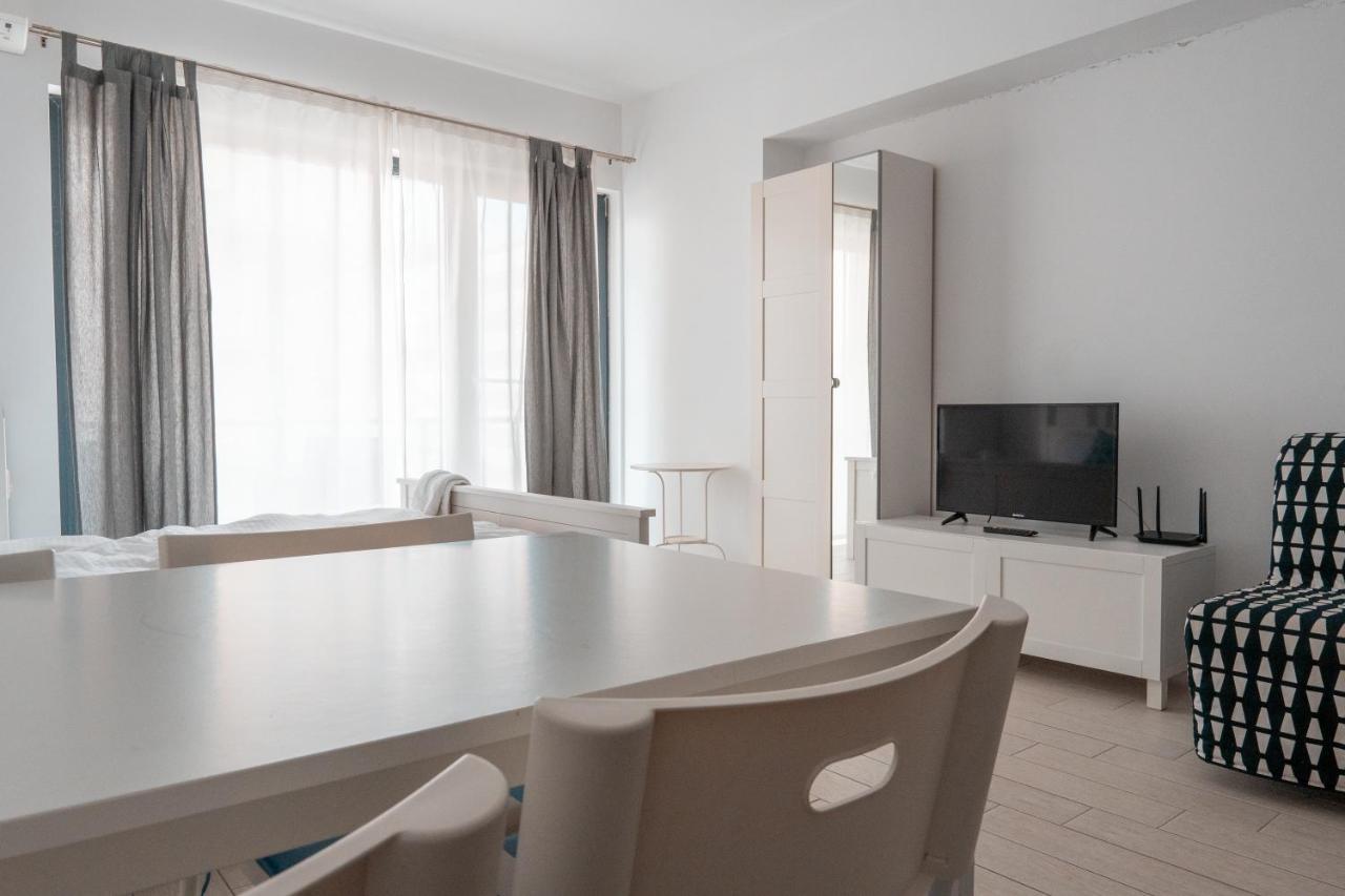 Bright Apartments Mamaia Nord Exterior photo
